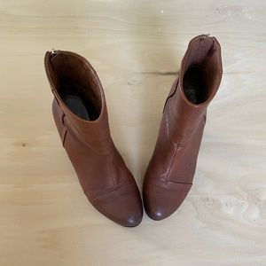 Vince Camoto Hadley brown high heel zip ankle booties